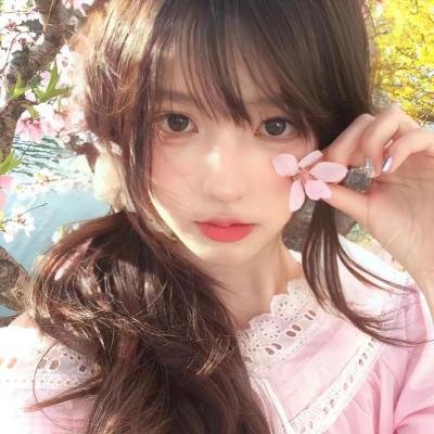 坐在酒吧里吃蛋糕